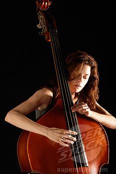 donna che finge di suonare