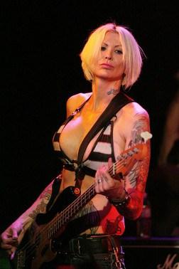 bassista con tatuaggi