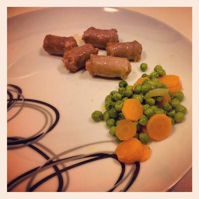 Salsicce con piselli e carote