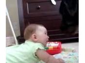 Bambino ride ogni volta cane abbaia (Video)