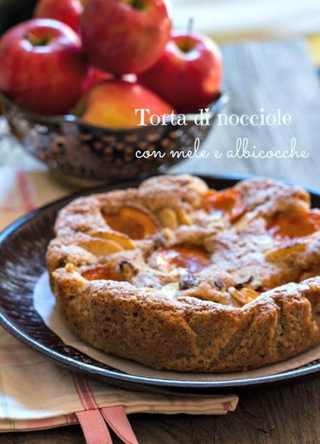 Settembre, il mese dell'amore: Torta di nocciole con mele e albicocche