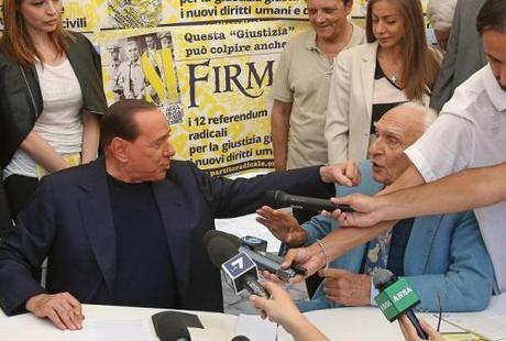 Berlusconi firma per abrogare le leggi del suo governo