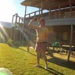 Australiani stappano una birra con un frisbee (Video)