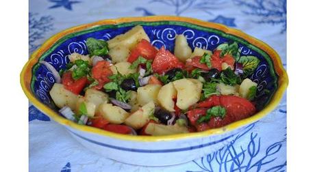 Insalata di patate, olive nere, cuori di bue e cipolla rossa di Tropea.