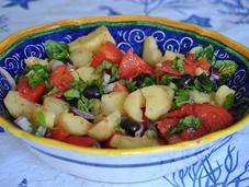 Insalata patate, olive nere, cuori cipolla rossa Tropea.