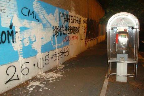 I POLITICI COME I GRAFFITARI: SONO DUE DELLE PEGGIORI SCIAGURE INFESTANTI DEI NOSTRI QUARTIERI! DOVE PASSANO LORO INSOZZANO TUTTO! CHE LI VOTATE A FARE?