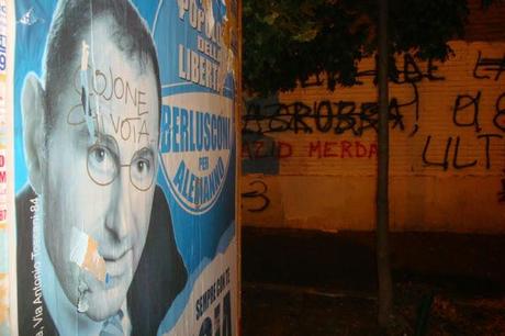 I POLITICI COME I GRAFFITARI: SONO DUE DELLE PEGGIORI SCIAGURE INFESTANTI DEI NOSTRI QUARTIERI! DOVE PASSANO LORO INSOZZANO TUTTO! CHE LI VOTATE A FARE?