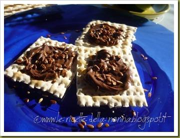 Merenda con pane azzimo, crema di cacao e semi di lino (4)