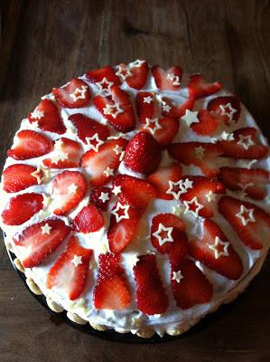 Torta fragole e panna ripiena di crema pasticciera alle fragole