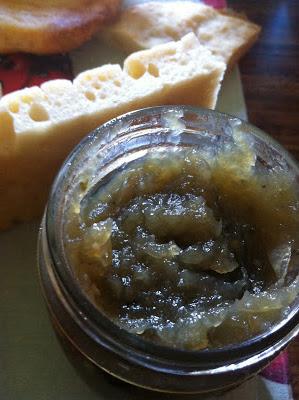 Chutney di cipolle, pinoli, sedano rapa, basilico e sale nero