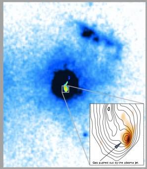 Immagine nelle onde radio della galassia 4C12.50. Nel riquadro viene messa in evidenza la zona terminale di uno dei due getti dove una gigantesca nube di gas (in giallo-arancio) viene spinta furoi della galassia dal getto stesso. Crediti: Morganti et al., NRAO/AUI/NSF