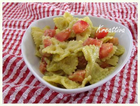 Farfalle con avocado e pomodori