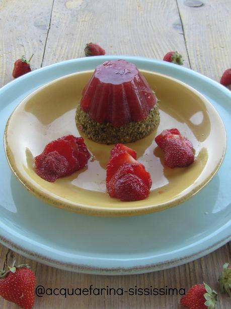 dacquoise al tè matcha con aspic alle fragole