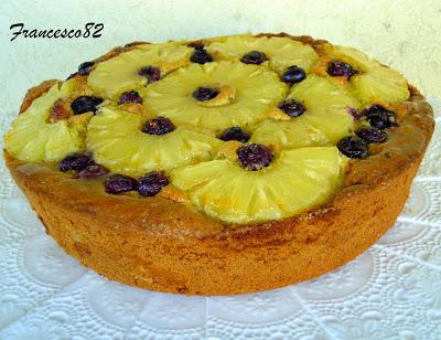 Torta di ananas, pistacchi e mirtilli