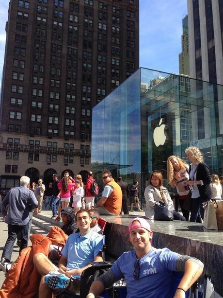 iphone_5s_fifth_avenue_launch_line