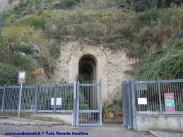  traforo di epoca  romana che collega la piana di Bagnoli al vallone della Gaiola. Fu fatto scavare dall’architetto Lucio Cocceio Aucto per volere di Marco Vipsanio Agrippa, per collegare la villa di Publio Vedio Pollione e le altre ville patrizie di Pausilypon ai porti di Puteoli e Cumae  e successivamente fu fatta ampliare da Lucio Elio Seiano, prefetto di Tiberio. 