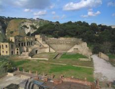 teatro di 2000 posti che fu costruito sfruttando il pendio naturale della collina secondo una tecnica costruttiva tipica dei greci. L'orchestra, del diametro di circa 11 metri, doveva essere in origine pavimentata in marmo.