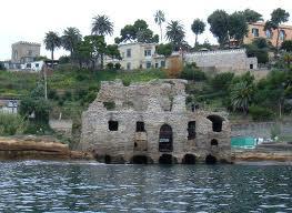  Palazzo degli Spiriti o Casa degli Spiriti, è un complesso archeologico che si trova nei pressi di Marechiaro, era un ninfeo annesso alla villa.