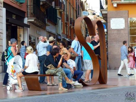 20130906 panchina amore cuore scultura verona1 550x412 Forever Love, la nuova panchina dellamore