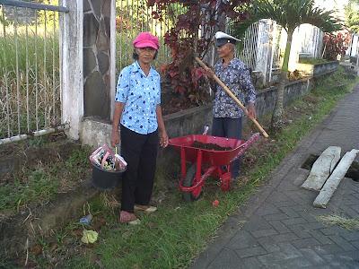 viaggi in indonesia: opa Elias e oma Lince sistemano il giardino
