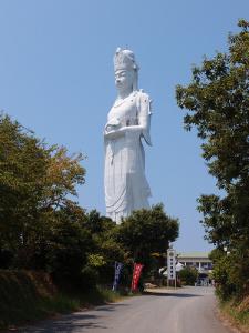 Il Wan Kannon di Futtsu (56 metri d'altezza).