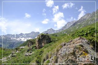 Rifugio Andolla: Sotto il sole e sotto la pioggia.