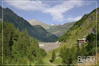 Rifugio Andolla: Sotto il sole e sotto la pioggia.