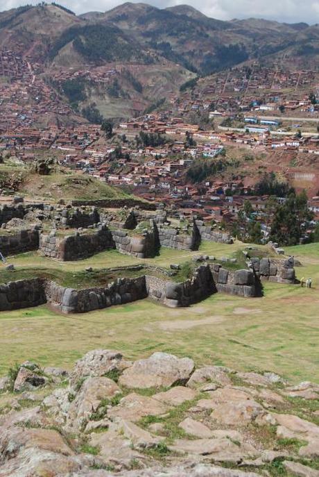 La capitale dell’impero Inca: Cusco. In primo piano le mura di Sacsayhuamàn