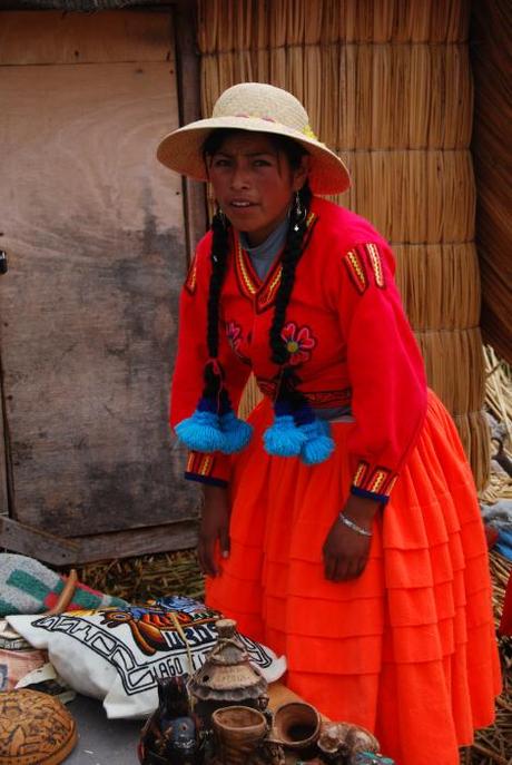 Una donna Uros che abita sul lago Titicaca