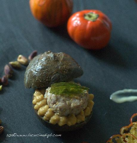 Terra-Cielo-Mare ovvero Panino speziato allo zenzero con grano arso e nero di seppia, tartare di triglia affumicata, mousse di melanzana tonda e maionese al basilico. Per #iochef