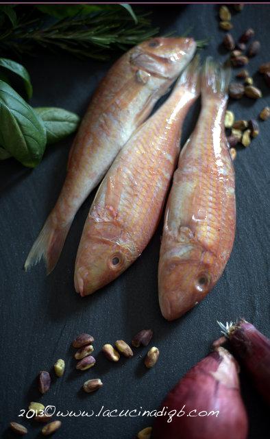 Terra-Cielo-Mare ovvero Panino speziato allo zenzero con grano arso e nero di seppia, tartare di triglia affumicata, mousse di melanzana tonda e maionese al basilico. Per #iochef