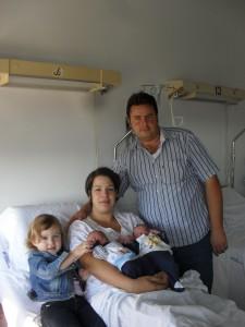La famiglia Scisciani con i gemellini appena nati
