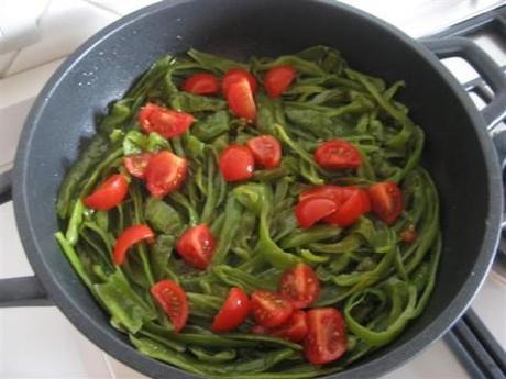 In un'ampia padella far imbiondire l'aglio schiacciato nell'olio, eliminarlo e aggiungere i peperoncini, cuocere per circa 5 minuti, aggiungere i pomodorini e aggiustare di sale, cuocere per altri 3 - 4 minuti. Se necessario aggiungere mezzo mestolo di acqua di cottura della pasta. 