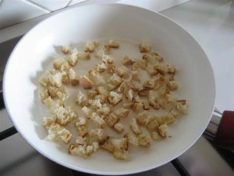 Dorare il pane in pochissimo olio di oliva (bastano massimo 3 cucchiai) fino a quando risulterà croccante.