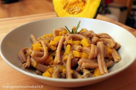 Caserecce al farro con zucca e salsiccia