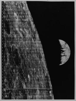 La Terra vista dalla Luna, ripresa dalla missione Lunar Orbiter nel 1966 (UCL Faculty of Mathematical and Physical Sciences)