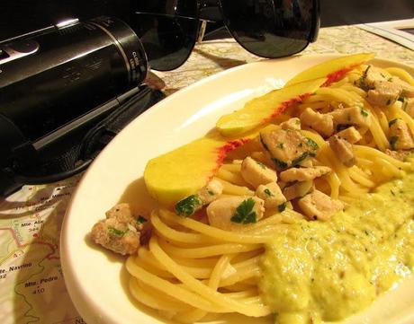 L'IGNORANTE - SPAGHETTI CON PESCE SPADA E PESTO DI MANDORLE, BASILICO E PESCA