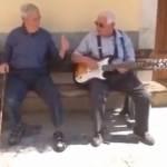 L’Aquila, gli abitanti del borgo cantano “Hot Stuff” di Donna Summer (video)