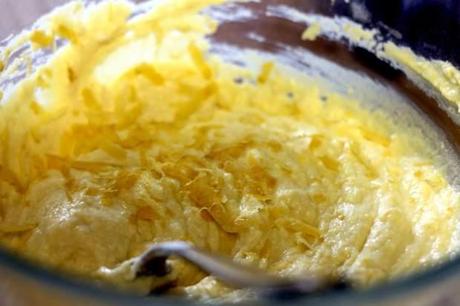 Impasto per preparare i pancake al limone e mirtilli