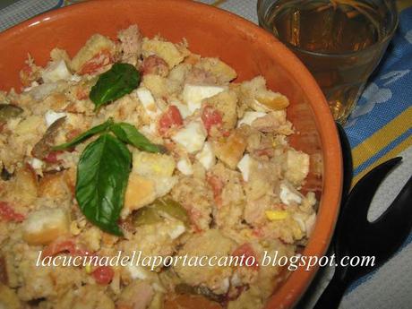 Panzanella del pescatore con tonno e uova profumata al basilico