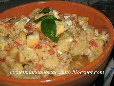 Panzanella del pescatore con tonno e uova profumata al basilico