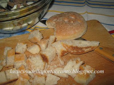 Panzanella del pescatore con tonno e uova profumata al basilico