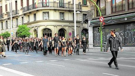 Hugo Silva inseguito da centinaia di fans nella Gran Via, in uno spot by Álex de la Iglesia