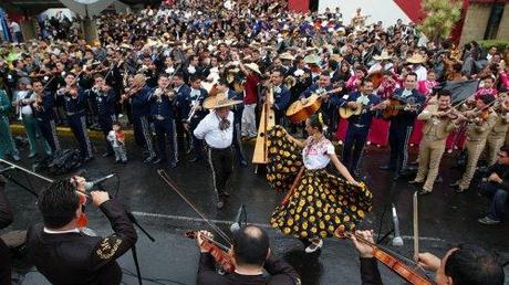 700 musicisti mariachi suonano insieme a Guadalajara, nel Messico: è record mondiale