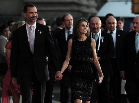 Felipe e Letizia di Spagna sorridono a Buenos Aires. Oggi l'assegnazione delle Olimpiadi 2020