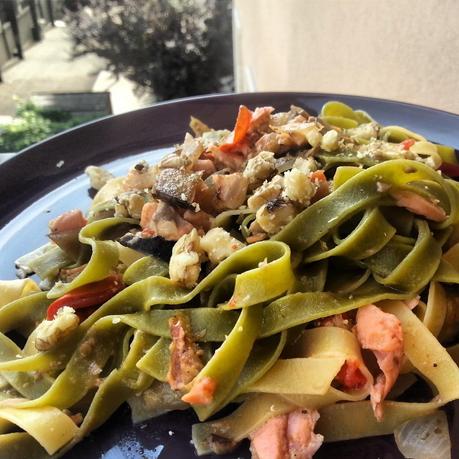 Paglia e fieno al salmone affumicato e noci