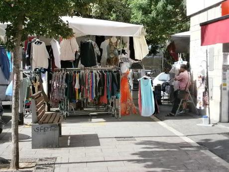 Il delirio delle bancarelle in zona Marconi. Ma chi è che viene seriamente a fare compere e shopping in strade ridotte come manco a Bagdad?