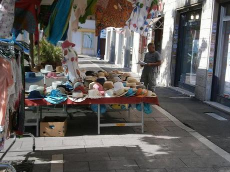 Il delirio delle bancarelle in zona Marconi. Ma chi è che viene seriamente a fare compere e shopping in strade ridotte come manco a Bagdad?