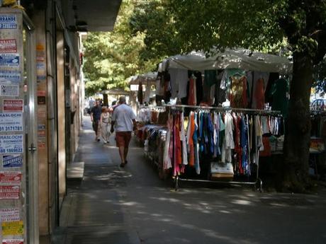 Il delirio delle bancarelle in zona Marconi. Ma chi è che viene seriamente a fare compere e shopping in strade ridotte come manco a Bagdad?