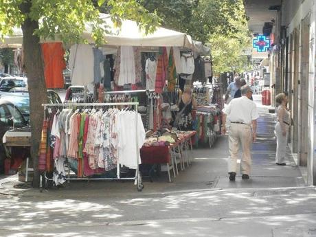 Il delirio delle bancarelle in zona Marconi. Ma chi è che viene seriamente a fare compere e shopping in strade ridotte come manco a Bagdad?